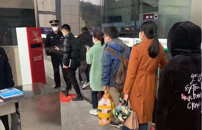 小區複工使用智能人體消毒機進行複工人員消毒