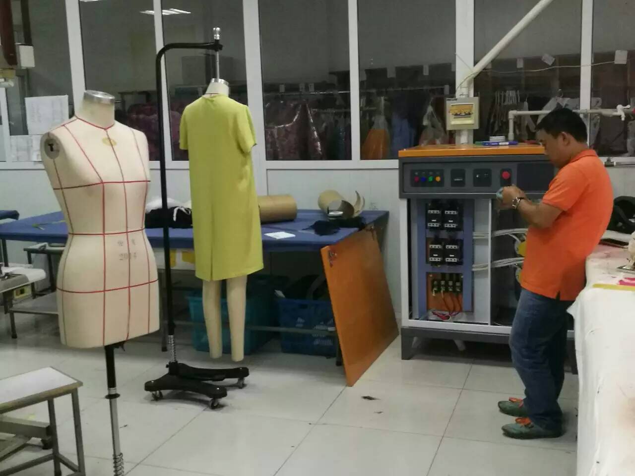 廣東服裝廠整燙電蒸汽發生器實現服裝廠蒸汽自由，蒸汽節能無浪費